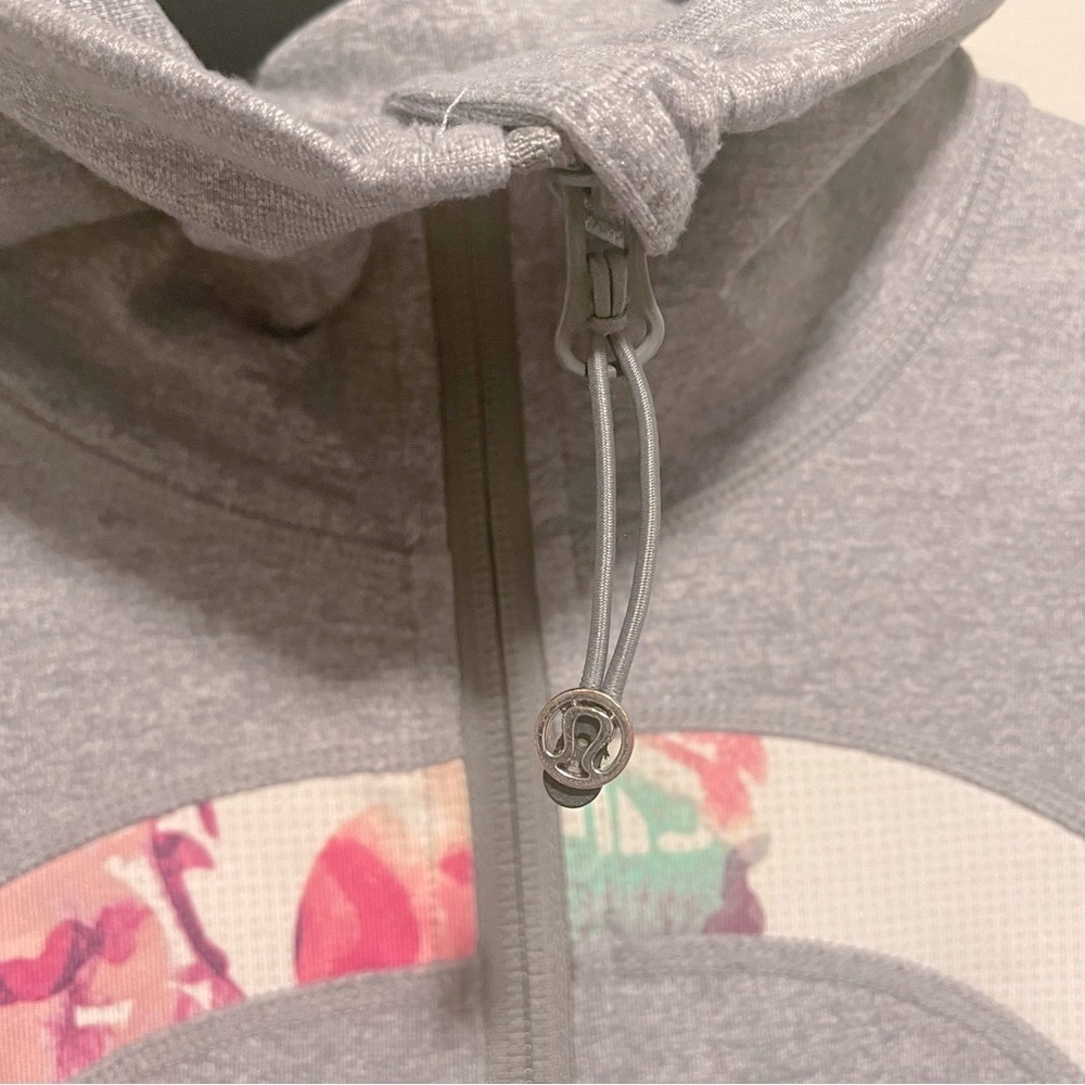 Lululemon In Stride Jacket in Heathered Fossil & Blurred Blossoms White - Picture 5 of 10